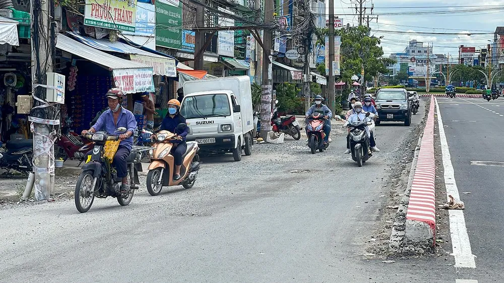 Ông Phạm Hồng Sơn (sinh sống ở đường Trần Phú), chia sẻ bản thân ông từng chứng kiến ba vụ tai nạn xảy ra tại đoạn dốc giáp nối vào ban đêm. Theo ông Sơn, đoạn đường này rất bất cập, không đồng bộ gây khó khăn, nguy hiểm cho người đi đường.
