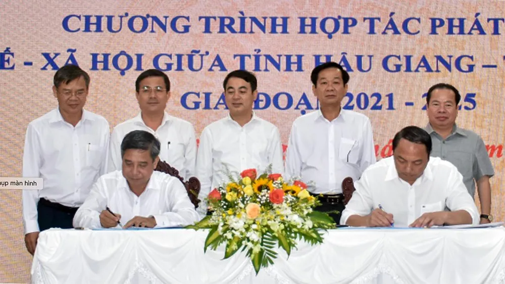 Ông Đồng Văn Thanh (ngồi bên trái), Chủ tịch UBND tỉnh Hậu Giang và ông Lâm Minh Thành (ngồi bên phải) ký Chương trình hợp tác phát triển kinh tế - xã hội giữa hai tỉnh, giai đoạn 2021-2025. Ảnh: UBND Kiên Giang