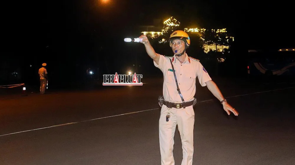 Chủ tịch UBND TP Cần Thơ yêu cầu Công an TP tăng cường kiểm tra, xử lý thường xuyên, quyết liệt các hành vi vi phạm pháp luật về trật tự ATGT. Ảnh minh họa: CHÂU ANH Chủ tịch UBND TP Cần Thơ yêu cầu Công an TP tăng cường kiểm tra, xử lý thường xuyên, quyết liệt các hành vi vi phạm pháp luật về trật tự ATGT. Ảnh minh họa: CHÂU ANH