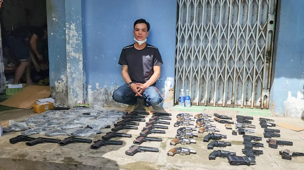 Khám xét nơi ở các bị can, công an thu giữ 84 khẩu súng các loại, hơn 300 viên đạn. Ảnh: VĂN VŨ