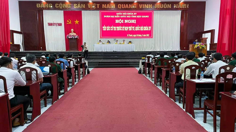 Buổi tiếp xúc cử tri của Đoàn ĐBQH đơn vị tỉnh Hậu Giang tại TP Vị Thanh. Ảnh: VŨ CHÂU