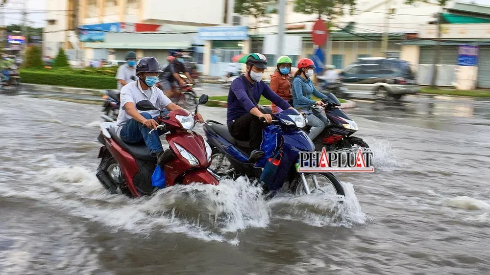 Sở GTVT TP Cần Thơ yêu cầu các địa phương kiểm tra các nắp hố ga trên vỉa hè, mặt đường để có giải pháp cố định an toàn khi áp lực nước dâng cao gây bong bật, tạo thành các hố sâu gây nguy hiểm cho người tham gia giao thông. Ảnh minh họa: CHÂU ANH