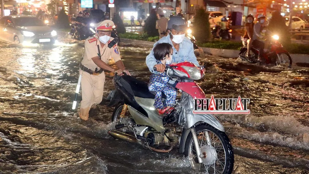 Sở GTVT TP yêu cầu UBND các địa phương chỉ đạo lực lượng chức năng chủ động bố trí lực lượng, phương tiện để tổ chức giao thông và hỗ trợ khi cần thiết. Ảnh minh họa: CHÂU ANH