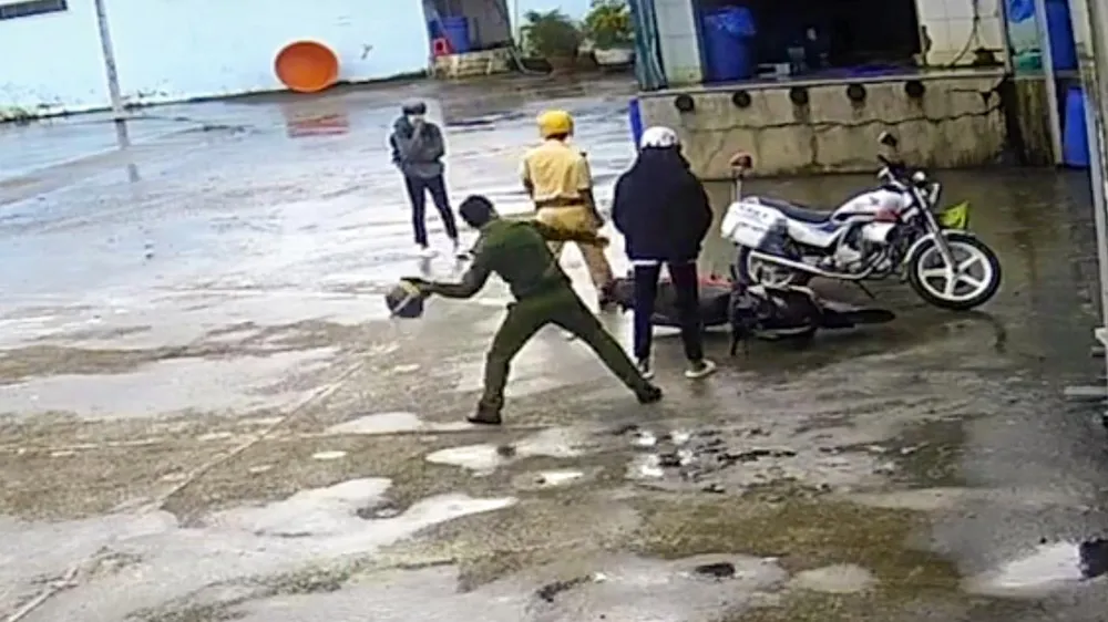Công an Sóc Trăng xác định Tổ tuần tra đã vi phạm quy tắc ứng xử theo Thông tư về Quy định quy tắc ứng xử của Công an nhân dân. Ảnh cắt từ clip