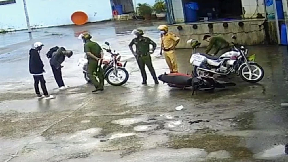 Em NHĐ kể: ":Biết là chạy không thoát, nên em có ý định xuống xin lỗi các chú, nhưng vừa dừng xe, chưa kịp nói gì thì bị đánh tới tấp. Trong lúc bị đánh, em cũng có xin lỗi nhiều lần, nhưng hai chú công an không nghe, vẫn đánh tiếp. Không chỉ mình em bị công an đánh mà người bạn ngồi sau là em LTL (15 tuổi) cũng bị đánh. Bạn L. cũng có cúi đầu xin lỗi mà vẫn bị đánh. Thậm chí các chú còn lấy nón bảo hiểm đánh em và L". Ảnh cắt từ video.