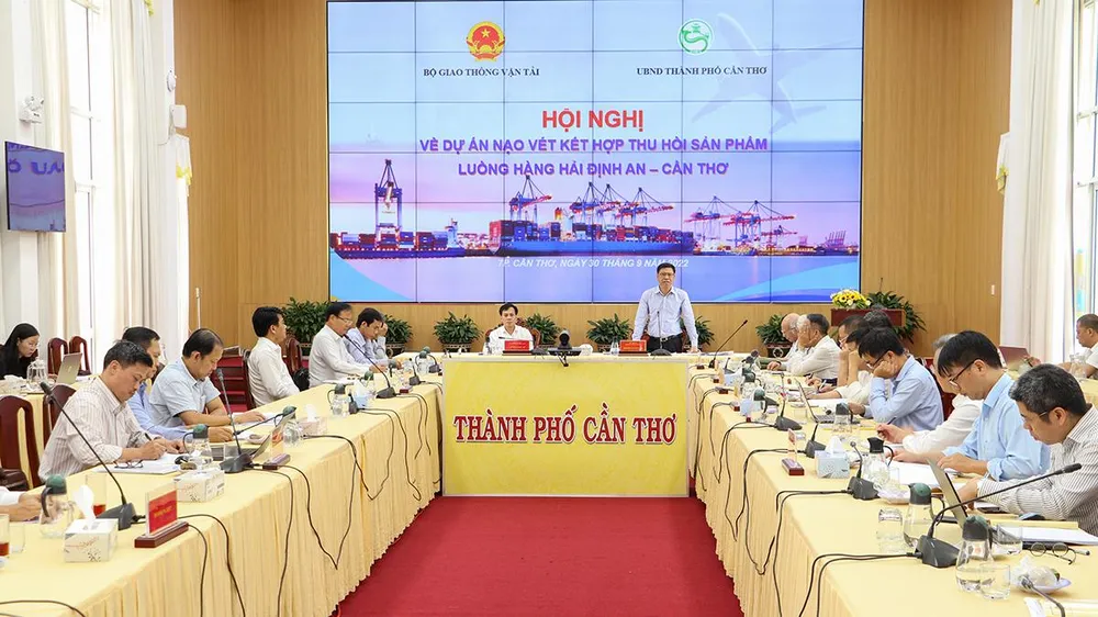 Quang cảnh Hội nghị về dự án nạo vét kết hợp thu hồi sản phẩm luồng hàng hải Định An - Cần Thơ. Ảnh: CHÂU ANH