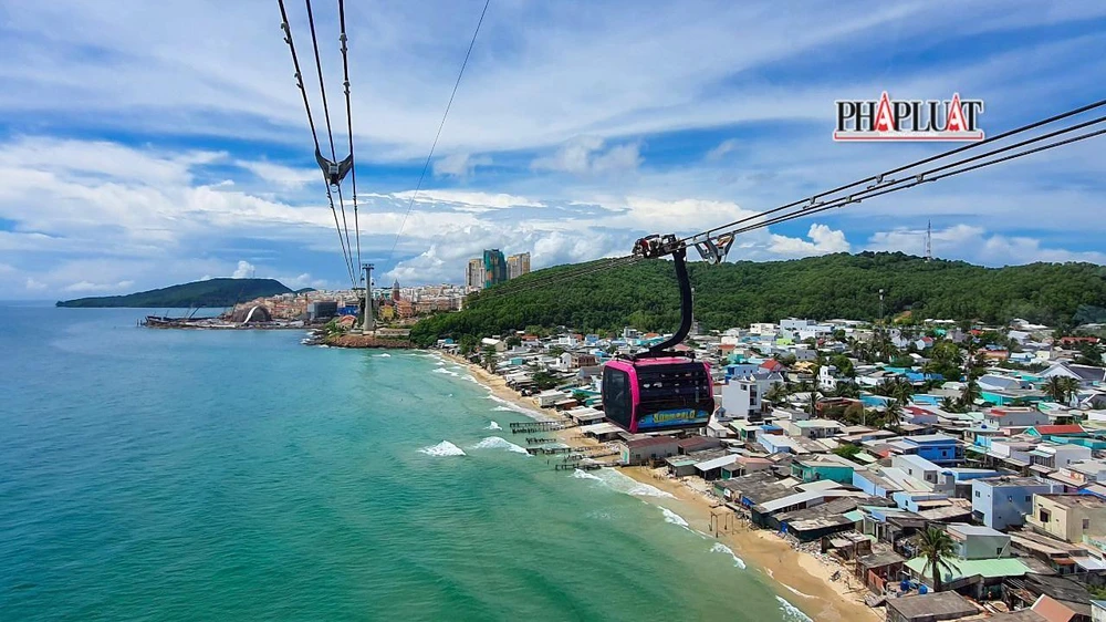 Chín tháng đầu năm 2022, TP Phú Quốc đã đón hơn 4 triệu lượt khách du lịch, tăng 154% so cùng kỳ năm 2021, tổng doanh thu đạt trên 5.100 tỉ đồng. Ảnh: CHÂU ANH