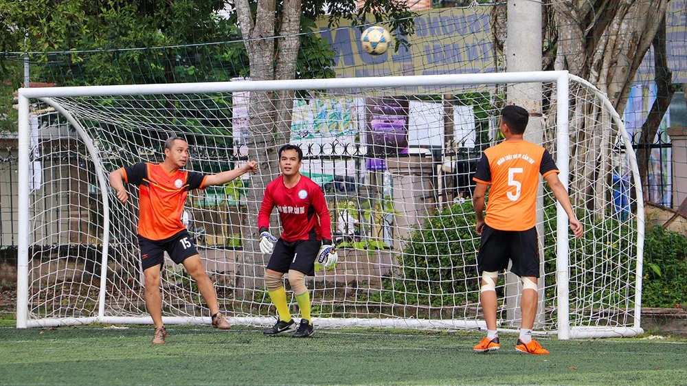 Giải đấu còn là dịp để các Luật sư, người tập sự hành nghề Luật sư gặp gỡ, giao lưu với nhau. Ảnh: CHÂU ANH