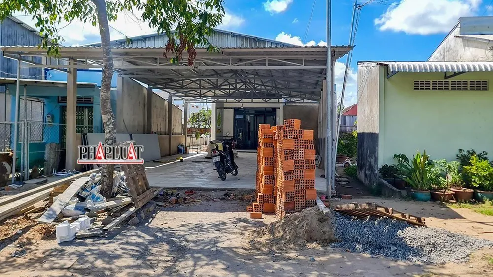 Phần nhà tiền chế là đất thổ cư, có giấy phép xây dựng, tuy nhiên, căn nhà kiên cố phía trong lại được xây dựng trên đất nông nghiệp. Ảnh: CHÂU ANH Phần nhà tiền chế là đất thổ cư, có giấy phép xây dựng, tuy nhiên, căn nhà kiên cố phía trong lại được xây dựng trên đất nông nghiệp. Ảnh: CHÂU ANH