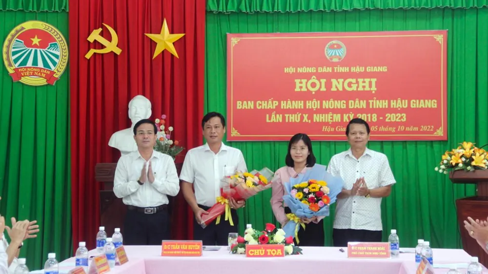 Ông Võ Văn Trung (thứ hai từ trái sang), Bí thư Đảng đoàn Hội Nông dân tỉnh Hậu Giang được Hội nghị tín nhiệm bầu giữ chức Chủ tịch Hội, nhiệm kỳ 2018-2023. Ảnh: MỸ MỸ Ông Võ Văn Trung (thứ hai từ trái sang), Bí thư Đảng đoàn Hội Nông dân tỉnh Hậu Giang được Hội nghị tín nhiệm bầu giữ chức Chủ tịch Hội, nhiệm kỳ 2018-2023. Ảnh: MỸ MỸ