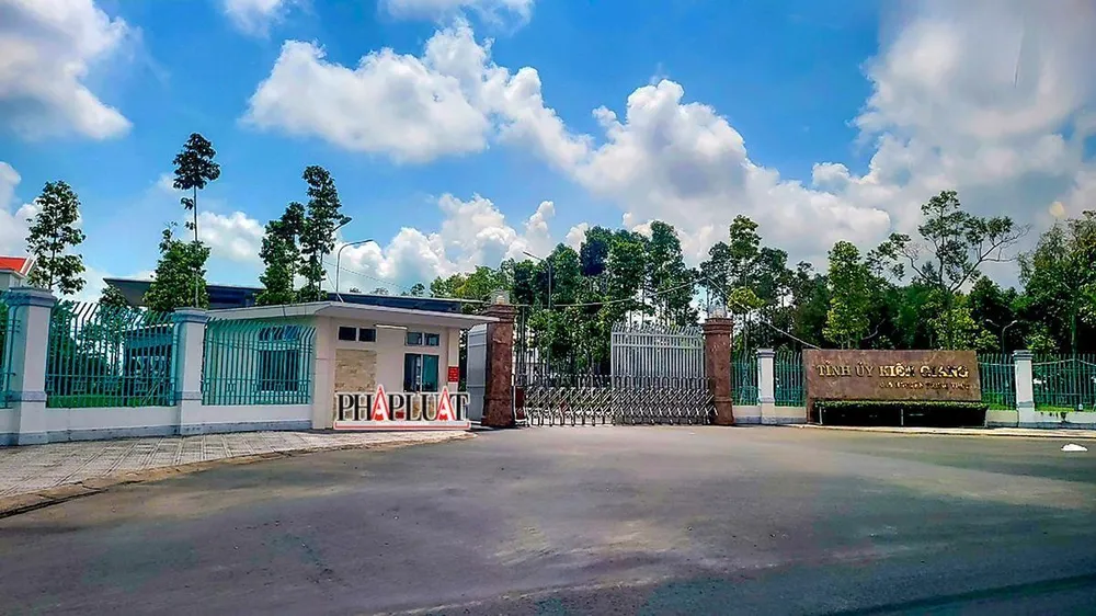 Từ đầu năm đến nay, trên địa bàn tỉnh Kiên Giang có 112 trường hợp xin ra khỏi Đảng và 191 trường hợp bị xóa tên. Ảnh: CHÂU ANH