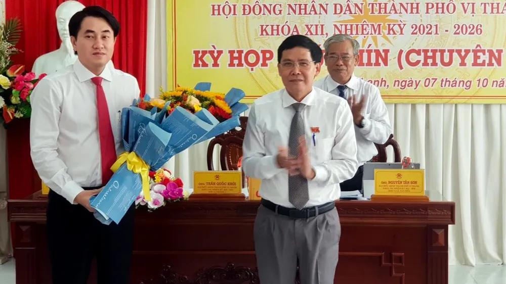 Ông Huỳnh Thanh Phong (bìa trái) được tín nhiệm bầu giữ chức Chủ tịch UBND TP Vị Thanh. Ảnh: MỸ MỸ Ông Huỳnh Thanh Phong (bìa trái) được tín nhiệm bầu giữ chức Chủ tịch UBND TP Vị Thanh. Ảnh: MỸ MỸ