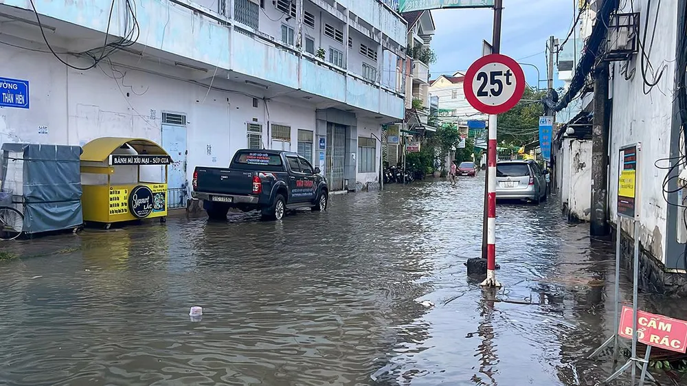 Đường Nguyễn Thần Hiến (Hẻm Tỉnh đoàn) cũng trong tình trạng ngập sâu.