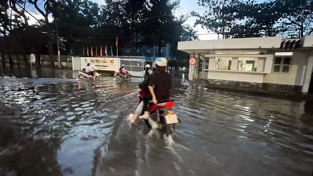 Đường 3-2, đoạn phía trước cổng A trường Đại học Cần Thơ cũng bị ngập.
