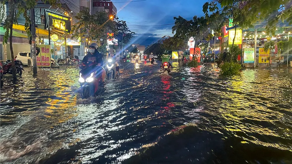 Hẻm 51 dẫn ra bờ hồ Búng Xáng cũng bị ngập nặng.