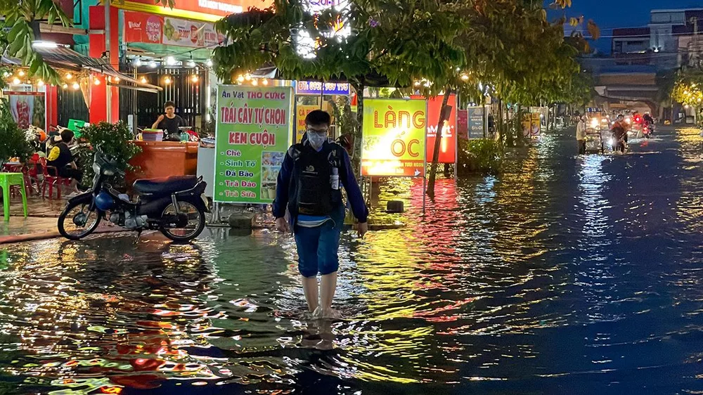 Tình trạng ngập nước đã làm cuộc sống của người dân xáo trộn, di chuyển khó khăn.