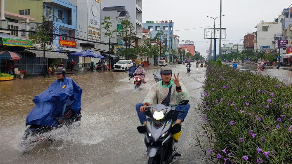 Sáng 9-10, đường Nguyễn Văn Cừ (phường An Hòa, quận Ninh Kiều, TP Cần Thơ) cũng trong tình trạng ngập. Ảnh: NGUYÊN VIỆT
