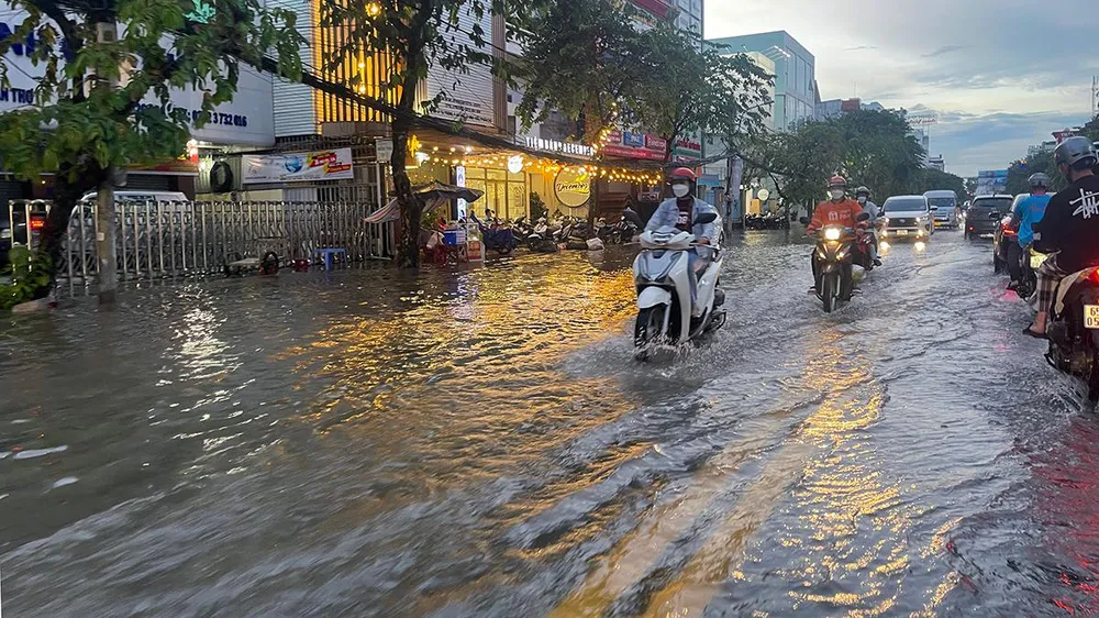 Đường Lý Tự Trọng cũng trong tình trạng ngập nước làm ảnh hưởng kinh doanh, đi lại của người dân.