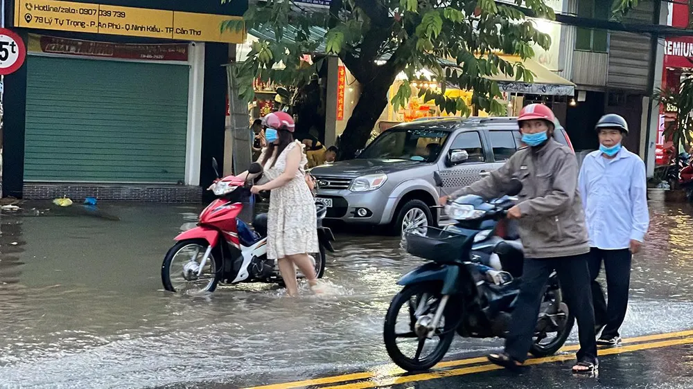 Nhiều phương tiện bị &quot;chết&quot; máy khi lưu thông qua đoạn ngập nước trên đường Lý Tự Trọng (quận Ninh Kiều, TP Cần Thơ). Ảnh: CHÂU ANH
