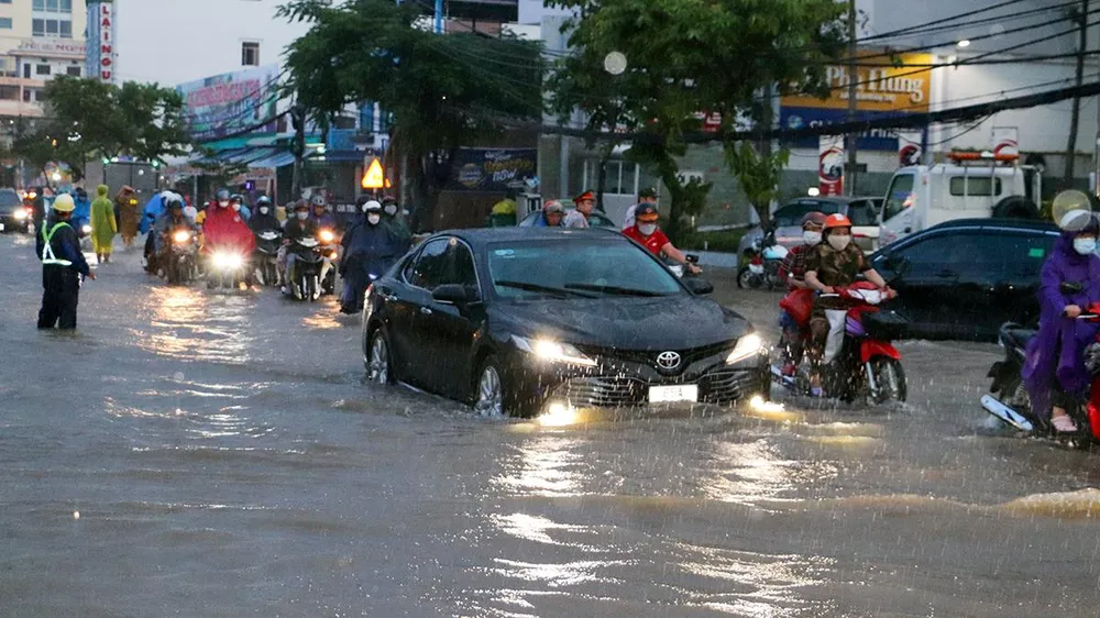 Có tuyến đường nước ngập sâu đến 0,5m, làm lưu thông khó khăn, nhiều phương tiện bị chết máy.