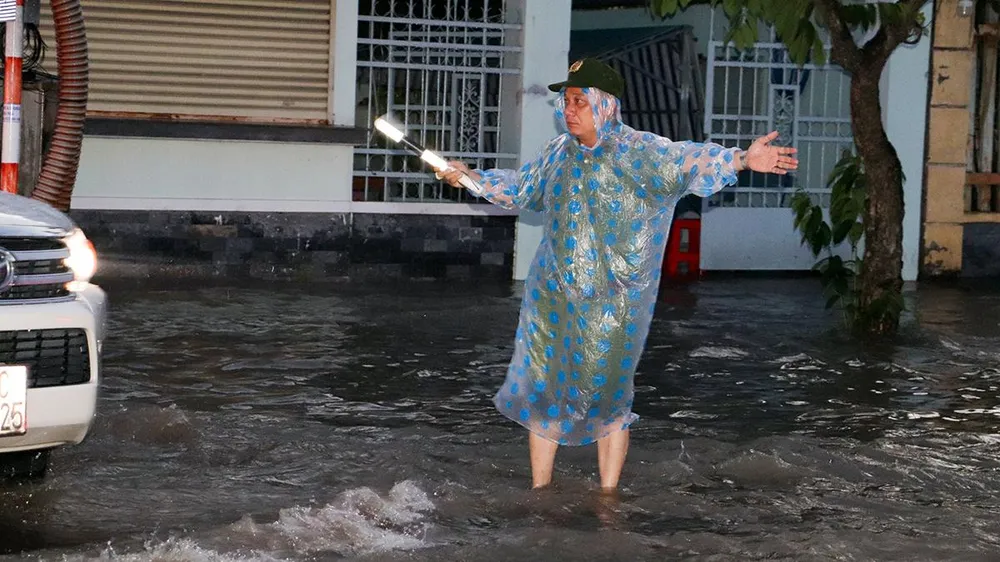 Một thành viên đội Cảnh sát trật tự thuộc Phòng Quản lý hành chính và Trật tự xã hội, Công an TP Cần Thơ, chia sẻ “Thực hiện chỉ đạo của cấp trên, chúng tôi có mặt tại các đoạn đường ngập sâu để hỗ trợ bà con và phân tuyến, phân luồng, đảm bảo an toàn giao thông. Sáng nay, tại một số nơi nước ngập sâu, chúng tôi dùng xe chuyên dùng chở các cháu đến trường cho kịp giờ”.