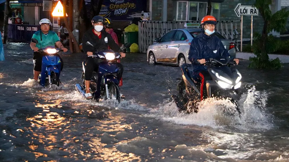 “Năm nay nước bất ngờ lên cao hơn mọi năm, ngập qua khỏi ống khói xe khiến xe tôi bị chết máy. Nước ngập sâu nên dẫn xe cũng rất khó khăn. May mắn, tôi được các anh công an hỗ trợ qua khỏi đoạn ngập, không thì tôi cũng không biết phải làm sao” - chị Minh Thư, ngụ quận Ninh Kiều bày tỏ cảm kích.