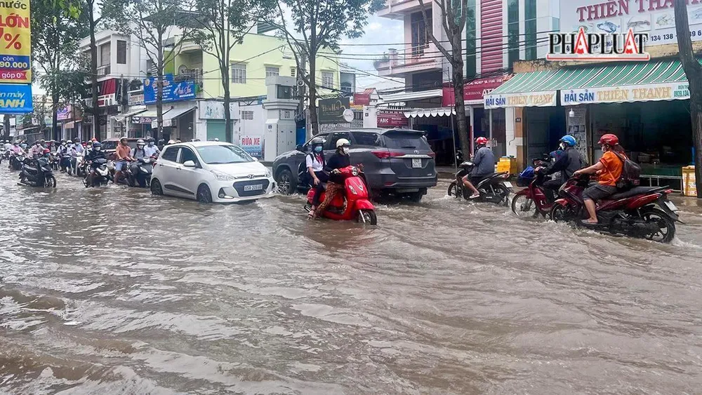 Sáng sớm 10-10, nhiều tuyến đường ở nội ô TP Cần Thơ ngập sâu ảnh hưởng sinh hoạt của người dân. Ảnh: AN NHIÊN