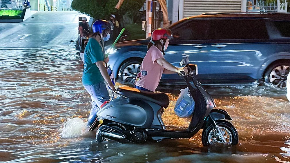 Tình trạng ngập trên nhiều tuyến đường khiến người dân đành chấp nhận dẫn bộ về nhà.