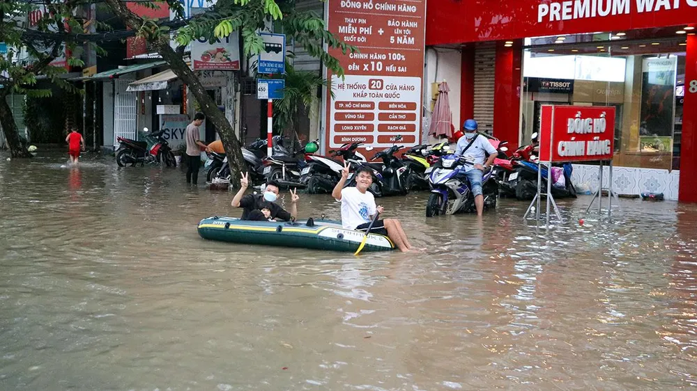Trong mấy ngày qua, mực nước triều cường liên tục lên cao, nhiều tuyến đường nội ô quận Ninh Kiều ngập sâu. Đặc biệt, nước lên làm ngập thường diễn ra vào giờ cao điểm, nên ảnh hưởng nghiêm trọng đến việc đi lại, sinh hoạt của người dân.