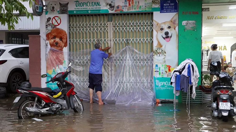 Ghi nhận chiều 10-10, các tuyến đường như Nguyễn Văn Cừ, Cách Mạng Tháng Tám, Trần Hưng Đạo, Lý Tự Trọng, Mậu Thân... bị ngập vào khung giờ tan tầm (khoảng 17 giờ 30) nên tình trạng ùn tắc cục bộ xảy ra một số nơi.