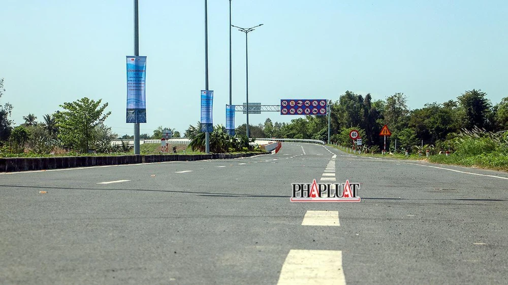Tuyến Lộ Tẻ - Rạch Sỏi giai đoạn 1 có tổng chiều dài 51km, do Bộ GTVT làm chủ đầu tư, tổng mức đầu tư hơn 6.300 tỉ đồng, khởi công ngày 17-1-2016, khánh thành đưa vào sử dụng ngày 12-1-2021. Ảnh: CHÂU ANH
