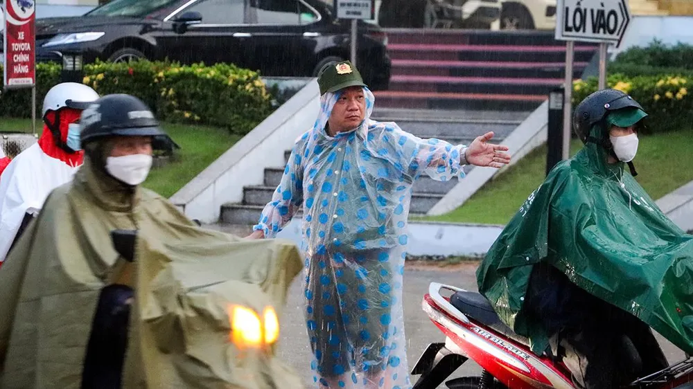 Đội Cảnh sát Trật tự thuộc Phòng Cảnh sát Quản lý hành chính và Trật tự xã hội, Công an TP Cần Thơ có mặt tại các điểm ngập để hỗ trợ người dân. Ảnh: CHÂU ANH