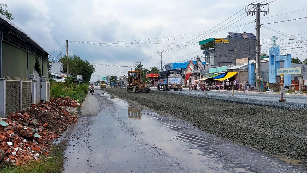 Theo chủ đầu tư, thời tiết và triều cường là một trong các nguyên nhân làm ảnh hưởng tiến độ thi công dự án. Ảnh: XT