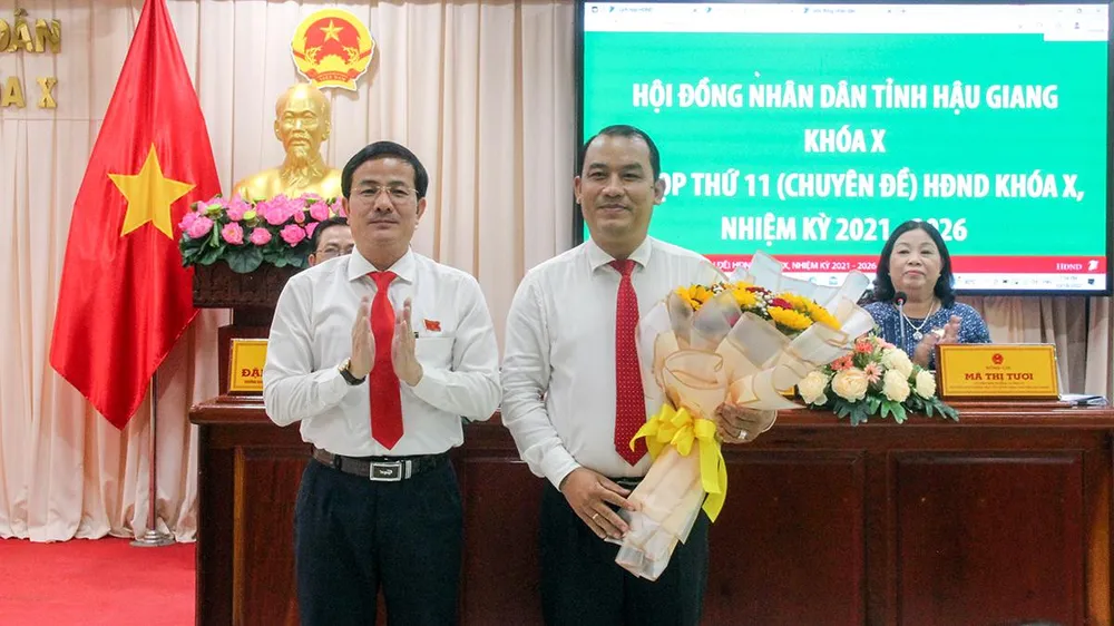 Ông Đoàn Quốc (bìa phải), được miễn nhiệm chức Phó Chủ tịch HĐND tỉnh do được Ban Thường vụ Tỉnh ủy điều động, chỉ định giữ chức Bí thư Thị ủy thị xã Long Mỹ. Ảnh: MỸ MỸ