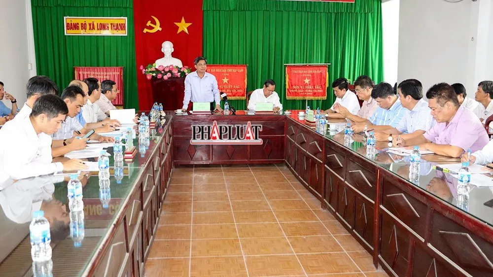 Quang cảnh buổi làm việc về tiến độ bồi thường hỗ trợ và TĐC thực hiện dự án cao tốc Cần Thơ – Cà Mau, đoạn qua địa bàn tỉnh Hậu Giang. Ảnh: CHÂU ANH