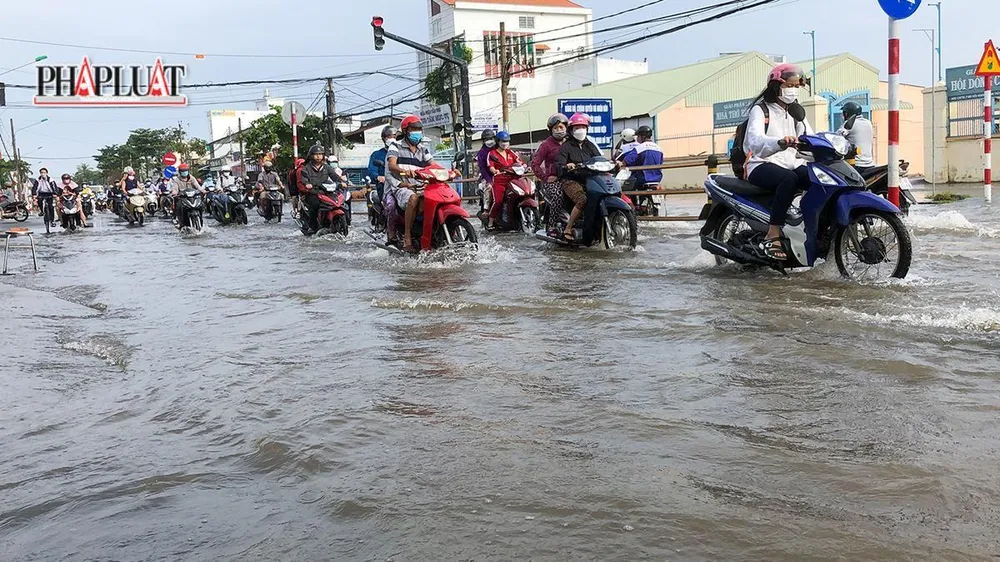 Theo dự báo, đỉnh triều có khả năng xuất hiện từ ngày 26-10 đến ngày 27-10, tức ngày 2 và 3-10 âm lịch. Ảnh: NHẪN NAM