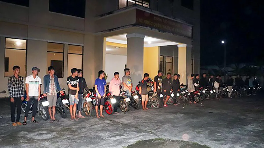 Nhóm thanh thiếu niên tụ tập gây rối, làm mất trật tự ATGT trên Quốc lộ 1A vừa bị Công an bắt tối 25-10. Ảnh: Công an Sóc Trăng Nhóm thanh thiếu niên tụ tập gây rối, làm mất trật tự ATGT trên Quốc lộ 1A vừa bị Công an bắt tối 25-10. Ảnh: Công an Sóc Trăng