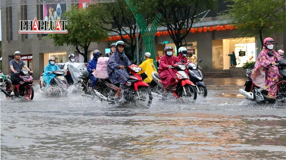 Mưa và nước ngập vào giờ tan học, tan làm nên người Cần Thơ rất khó khăn để về nhà.