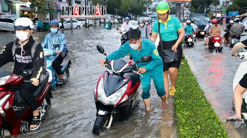 Lực lượng Dân quân tự vệ phường Xuân Khánh, quận Ninh Kiều có mặt để hỗ trợ người dân qua đoạn ngập.