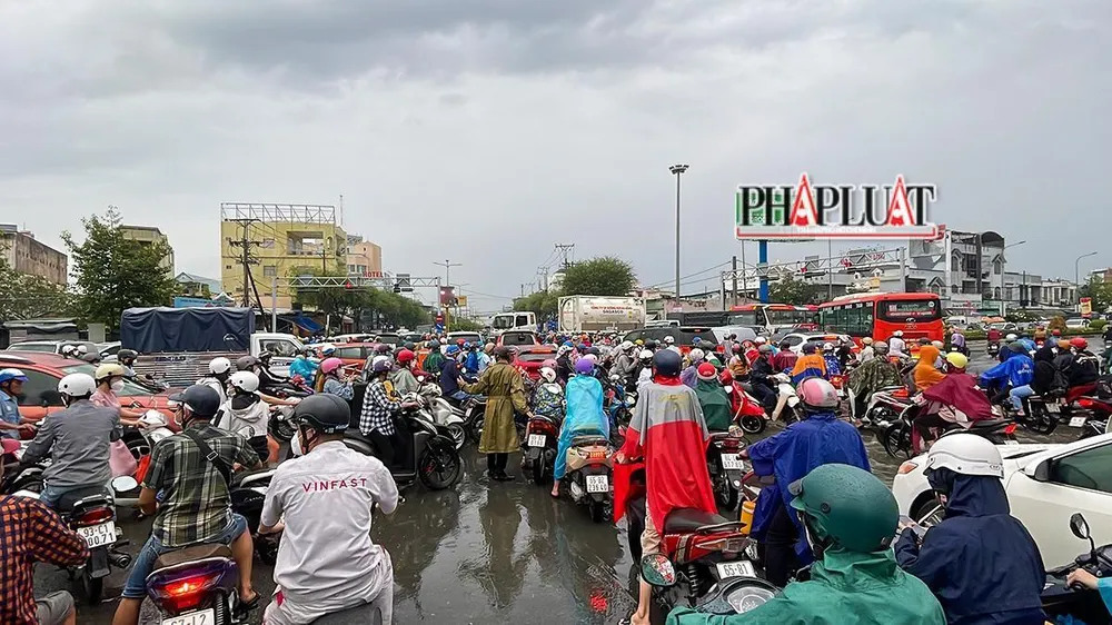 Giao thông hỗn loạn, ùn tắc nghiêm trọng tại giao lộ giữa đường Nguyễn Văn Linh và đường 30-4.