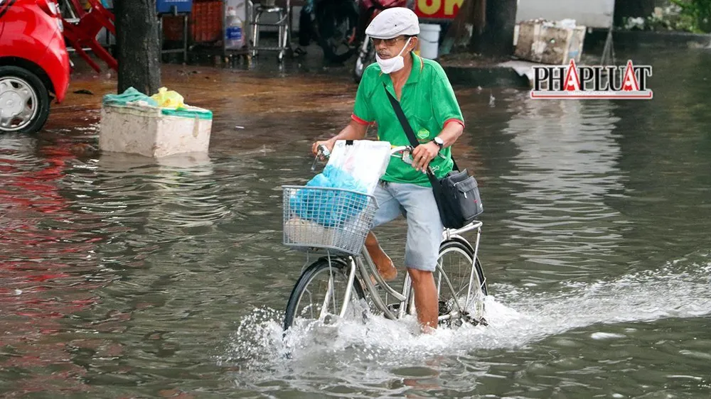Tình trạng nước ngập đã làm người dân bị xáo trộn cuộc sống rất nhiều.
