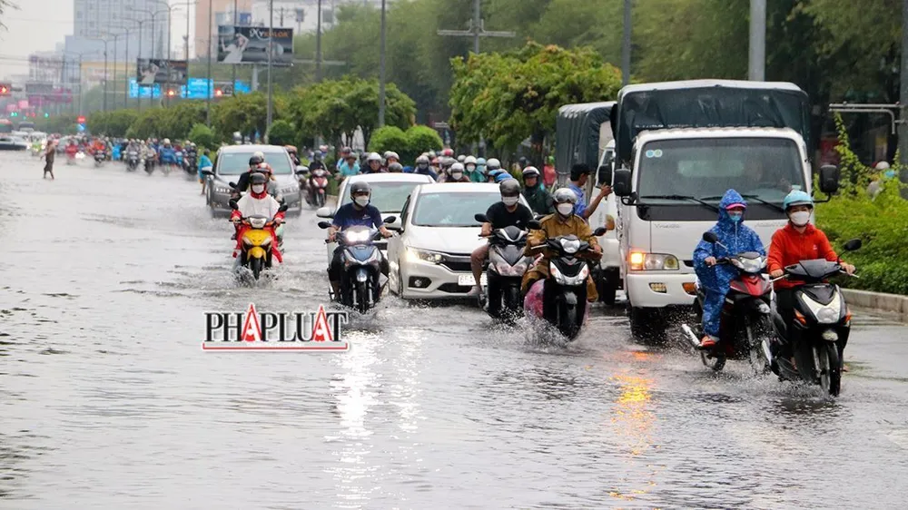 Sau cơn mưa chiều 27-10, đường 30-4 bị ngập nặng nhiều nơi. Ảnh: CHÂU ANH