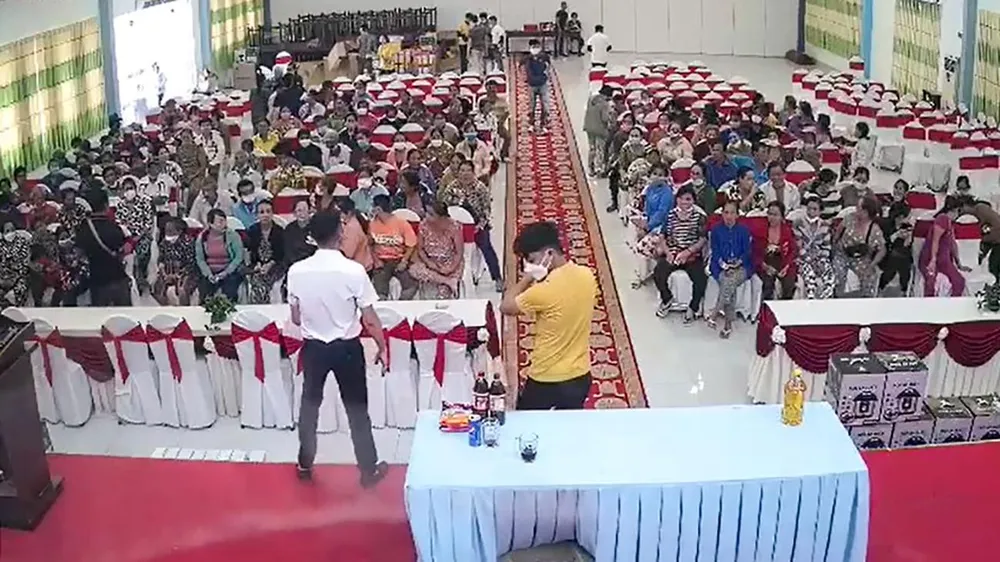 Nhóm người lạ mặt bán hàng cho người dân Sóc Trăng tại nhà hàng Tư Được. Ảnh: DIỄM HẰNG Nhóm người lạ mặt bán hàng cho người dân Sóc Trăng tại nhà hàng Tư Được. Ảnh: DIỄM HẰNG