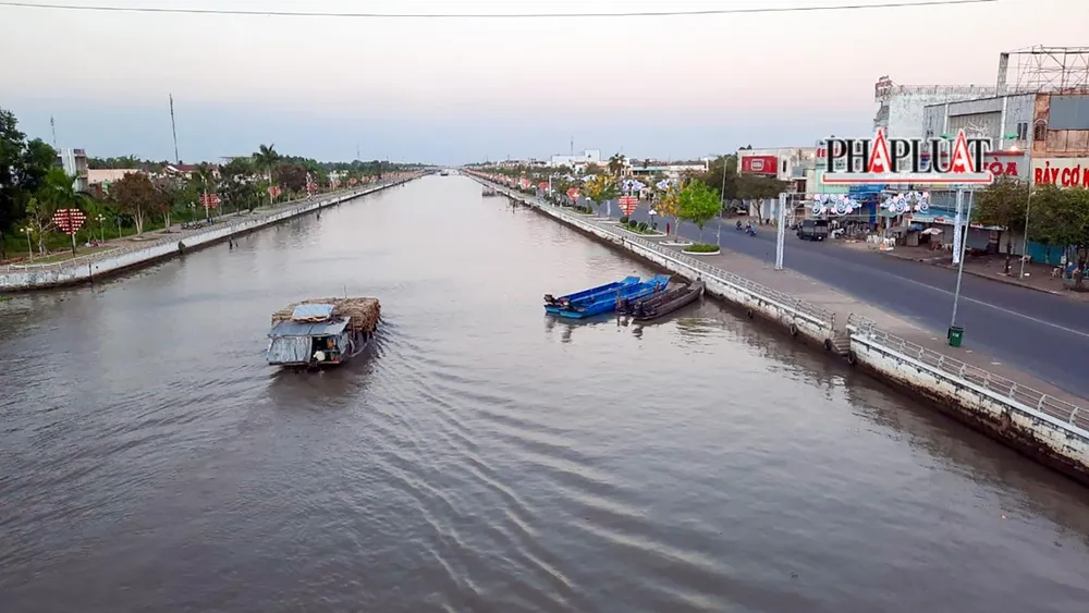 Theo UBND tỉnh Hậu Giang, để duy trì, vận hành, hoạt động lâu dài, thu hút khách du lịch cần phải chỉnh trang, tạo điểm nhấn dọc theo Kênh Xáng Xà No, nhưng kinh tế địa phương còn nhiều khó khăn. Ảnh: CHÂU ANH