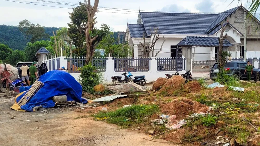 Hiện trường vụ giải quyết mâu thuẫn đất đai bằng súng làm sáu người thương vong. Ảnh: TUẤN THY