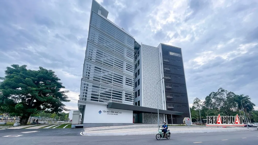 Công trình tòa nhà công nghệ cao thuộc dự án nâng cấp Trường ĐH Cần Thơ. Ảnh: CHÂU ANH