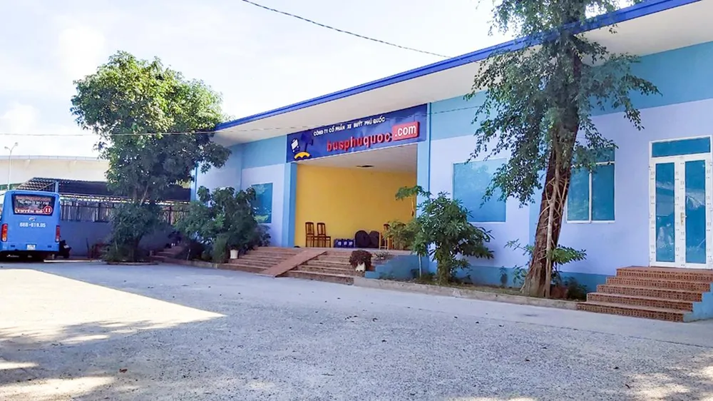 Theo UBND tỉnh Kiên Giang, Công ty CP xe buýt Phú Quốc đã xây dựng nhà điều hành, nhà bảo dưỡng xe, căn tin, nhà bảo vệ và xâm phạm đến quyền sở hữu hợp pháp của tổ chức được Nhà nước giao quyền sử dụng đất. Ảnh: TUẤN THY