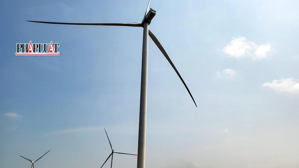 Tỉnh ủy Bạc Liêu cho biết việc đầu tư xây dựng tuyến đường bộ ven biển sẽ giúp tỉnh ngăn triều, chống ngập, hỗ trợ cho việc kết nối với cụm các nhà máy điện gió ven biển. Ảnh minh họa: CHÂU ANH