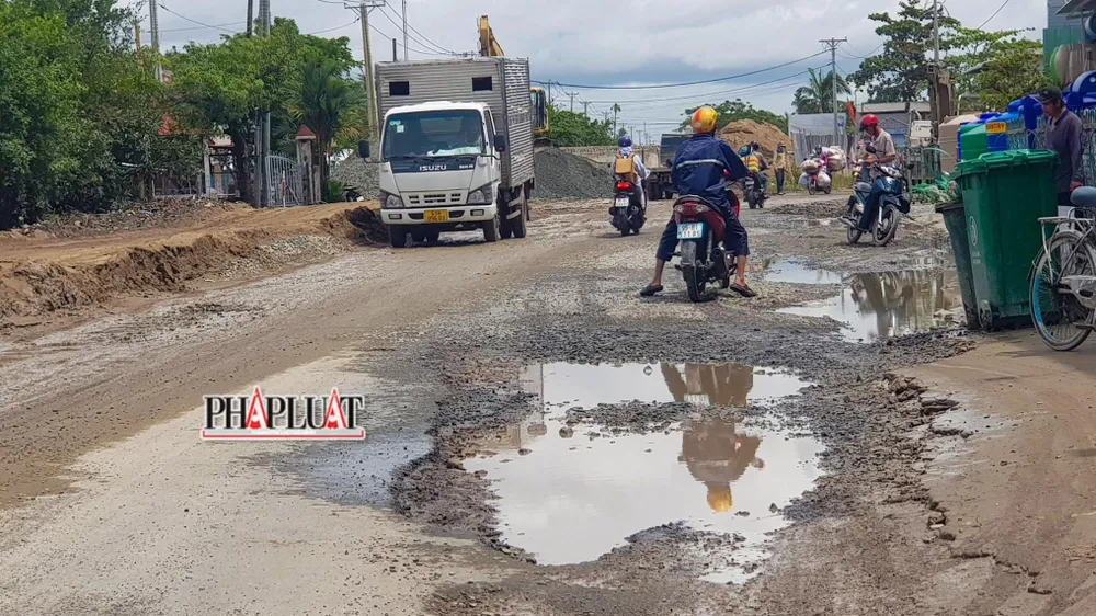 Người dân vô cùng ngán ngẩm mỗi khi đi qua đoạn đường hơn 7km nhưng thi công 8 năm chưa hoàn thành. Ảnh: CHÂU ANH Người dân vô cùng ngán ngẩm mỗi khi đi qua đoạn đường hơn 7km nhưng thi công 8 năm chưa hoàn thành. Ảnh: CHÂU ANH