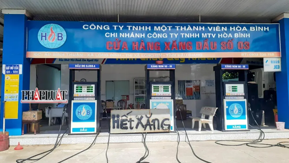 Một cửa hàng xăng dầu thuộc Công ty TNHH MTV Hòa Bình treo bảng hết xăng hồi cuối tháng 8-2022. Ảnh: BT